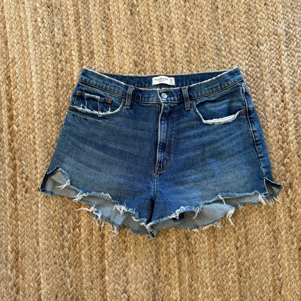 Abercrombie - Curve Love High Rise Mom Shorts